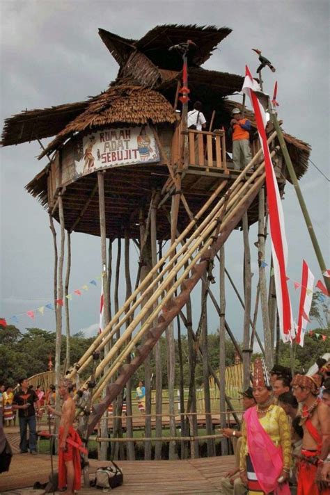 Rumah adat panjang, kalimantan barat, foto: 5+ Rumah Adat Kalimantan Barat (NAMA, PENJELASAN, GAMBAR)