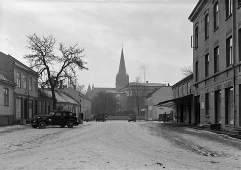 Det er påbudt å bruke skilt med en rød l bak på bilen under øvelseskjøring. DigitaltMuseum