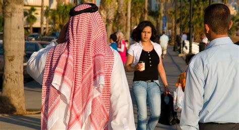 توفر الخطوط السعودية معلومات تفصيلية عن الوزن المسموح للأمتعة بمختلف أنواعها، مثل الأمتعة المشحونة والأمتعة المحمولة داخل مقصورة الطائرة، بالإضافة إلى معلومات مهمة عن المواد المحظور حملها في جميع الأمتعة خلال الرحلات الداخلية والدولية والرسوم المطبقة على. الغرامة والمنع للسعوديين المسافرين للعراق وتايلاند - CNN ...