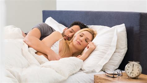 dormir de cucharita salvará tu relación en pareja