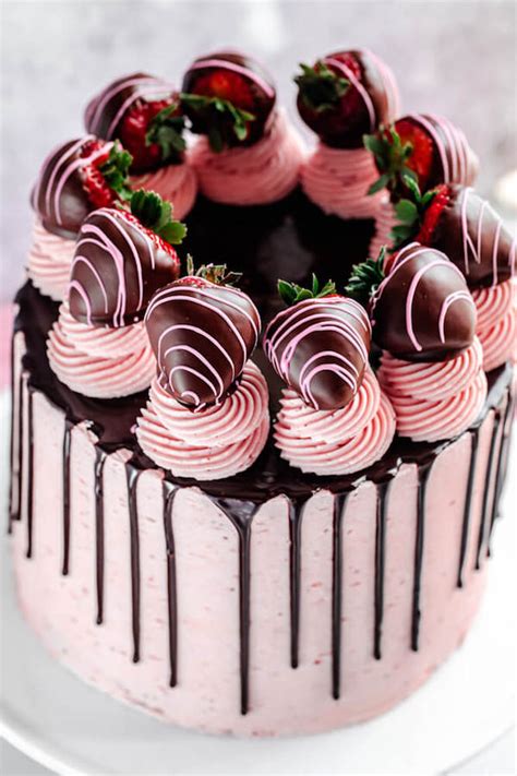 This chocolate covered strawberry cake looks outrageously good! Chocolate Covered Strawberry Cake | Queenslee Appétit