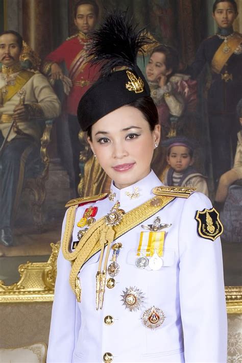 Thai Kings New Wife Queen Suthida Dresses Up In Ten Different Outfits