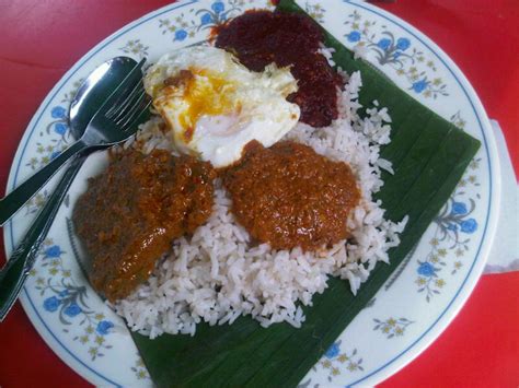 Sebab nasi gemuk atau nasi minyak ini menggunakan santan kelapa sebagai salah satu bahan bumbu utamanya. Ra Nasi Lemak, Jalan Raja Abdullah