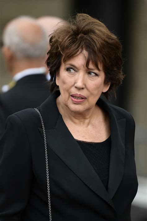 En 2008, la ministre de la santé, de la jeunesse et des sports avait fait le pari de se rendre au conseil des ministres chaussée des célèbres sabots si la france raflait 40 médailles aux jo de pékin. Roselyne Bachelot, ex-ministre de droite devenue ...