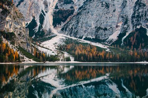 意大利多洛米蒂山脉南蒂罗尔最美丽的湖泊lagodibraiespragserwildsee的壮丽景色受欢迎的旅游胜地高清图片下载 正版图片