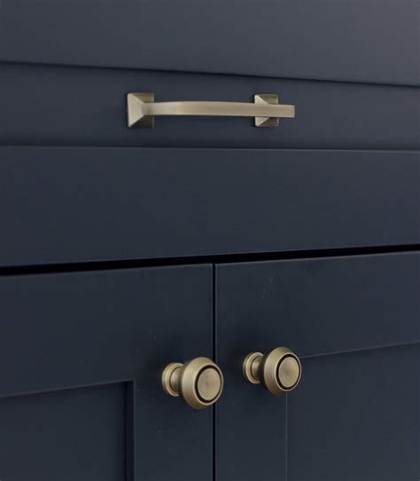 Designing a kitchen isn't as simple as following a recipe. How to Choose Your Kitchen Cabinet Hardware - Plank and Pillow