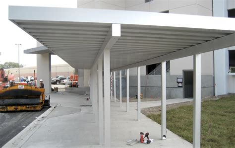 Whether it be a walkway cover or a cantilevered canopy there are a variety of canopy design options for each unique when it comes to installing canopy systems, aluminum is a popular choice. Aluminum Walkway Canopy Gallery