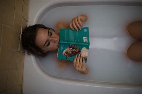 Sorseggiare un sacco di acqua mentre siete in bagno per evitare il surriscaldamento e la disidratazione. Insonnia: tutti i benefici del bagno caldo per ...