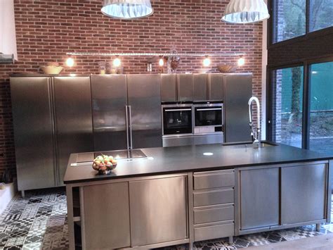 Rien de tel que l'inox pour donner à la cuisine des allures de laboratoire. ilot cuisine inox