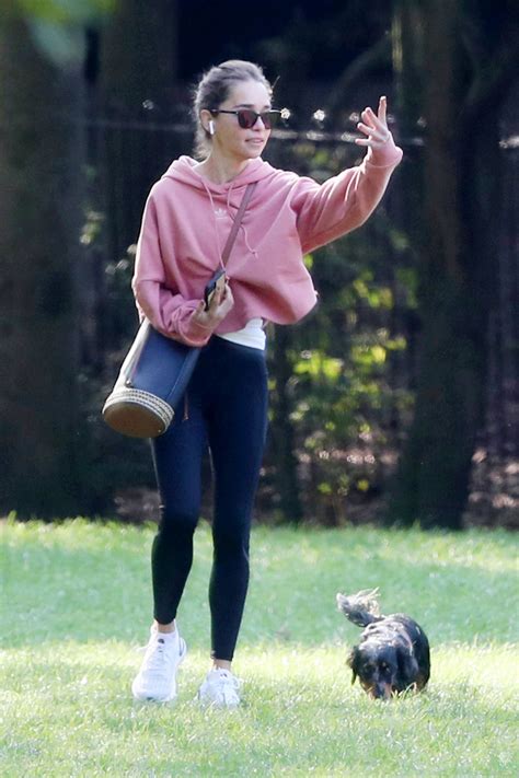Welcome to enchanting emilia clarke, a fansite decided to the actress most known as daenerys targaryen from game of thrones since 2011. EMILIA CLARKE Out with Her Dog at a Park in London 09/14 ...