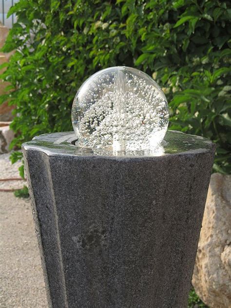 Mit hochwertigen, intelligenten leds setzen wir wasserquellen ins richtige licht und schaffen eine einzigartige. Granit Springbrunnen Gartenbrunnen mit LED Beleuchtung und ...