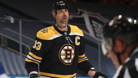 Bruins Captain Zdeno Chara Delivers Pies For Thanksgiving