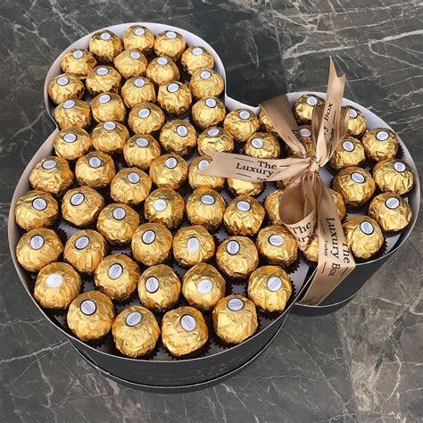 Fruit chocolate flowers offer a great combination of delicious chocolate and fresh fruit. Pin de Gul en Chocolate gift boxes | Dulces de regalo ...
