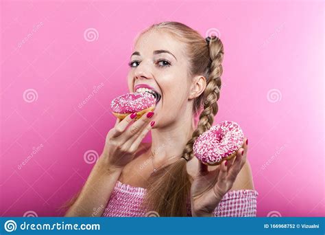 Cute Blond Woman Eating Pink Frosted Donuts 库存照片 图片 包括有 苹果 污点 166968752
