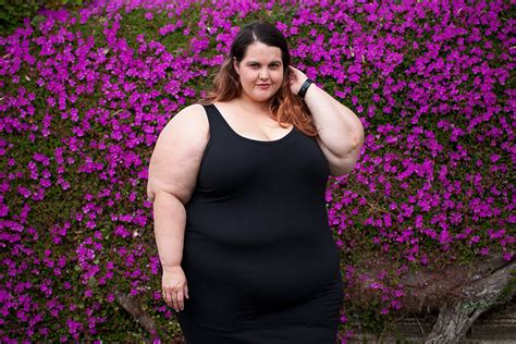 New Zealand Plus Size Blogger Meagan Kerr Wears The Essential Tank