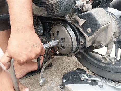 Asap hitam pada knalpot disebabkan oleh mesin membakar bahan bakar terlalu banyak (boros) bisa karena setingan angin/co terlalu boros atau karena pengapian yang jadi, jangan anggap remeh asap putih yang keluar dari knalpot motor anda. Cara Terbaru Mengatasi Gredek Pada Honda Vario 125 atau 150