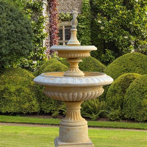 Der solar springbrunnen ist aus wetterfestem, superresistentem polyresin gefertigt und hat ein integriertes wasserbecken. Garten springbrunnen