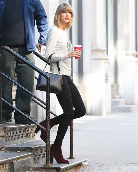 Taylor swift may have trouble keeping a man around, but the leggy blonde sure doesn't have a problem holdin' on tight to her $2. Pictures Of Taylor Swift In Tight Blue Jeans - Taylor ...