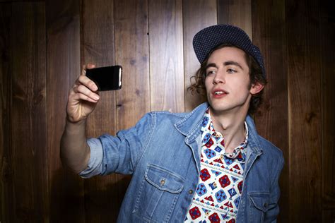 Good Selfie Poses For Guys
