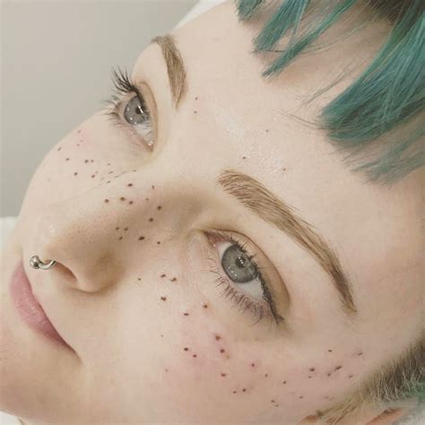 Freckle Tattoos Are A Thing And Heres 20 Awesome Examples Tattooblend