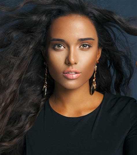 Makeup looks for dark hair/green eyes/pale skin dating makeup pays attention to nature and highlights the delicate and gentle qualities of girls. Basic Makeup Tips For Beauties With Dark Skin