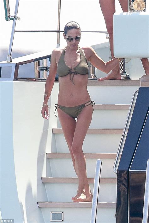Jennifer Connelly Flaunts Her Abs On Yacht With Family Daily Mail Online
