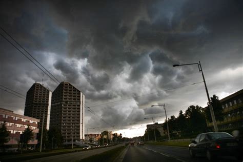 W nocy zachmurzenie umiarkowane, miejscami duże z przelotnymi opadami. Gdzie jest burza? Sprawdź na żywo! (MAPA BURZOWA ONLINE ...