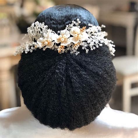 20 Gorgeous Natural Hairstyles For A Wedding