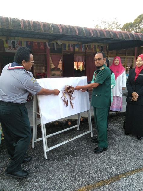Menjaga kebersihan dan keceriaan sekolah setiap masa. Pelancaran Amalan Guru Penyayang dan Mentor Mente Tahun ...
