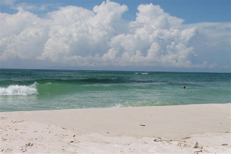 Navarre Beach Trip | read more at happilythehicks.com - Happily the Hicks