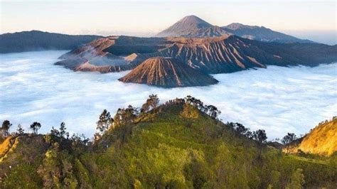 Situated in the middle of the. Libur Lebaran ke Gunung Bromo? Coba 5 Spot Foto Kece Ini ...