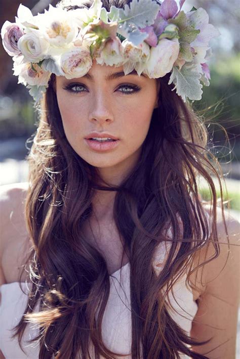 24 Stunning Ways To Wear Flowers In Your Hair On Your Wedding Day Romantic