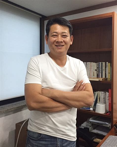 가수 보아의 친 오빠이자 뮤직비디오 감독 권순욱이 복막암 4기로 암 투병 중인 가운데, 팬들에게 감사의 인사를. '분노할 줄 아는 용기' 권순욱 인터뷰 - 비즈한국