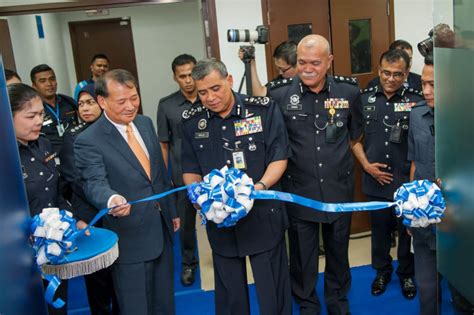 To date, samsung malaysia electronics has opened its smart library across malaysia in perbadanan perpustakaan awam negeri perlis, maktab polis diraja malaysia kuala lumpur, perbadanan perpustakaan awam terengganu, samsung smart zone in pagoh, and the previous last one, the. Samsung Launches its Sixth SMART Library for the Pusat ...