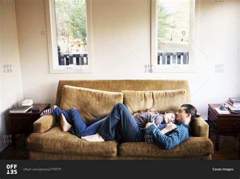 Faszinierend Großes Universum Durst Cuddling On Sofa Wahl Hamburger