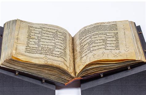 Biblia Hebrea De 1000 Años De Antigüedad Fue Presentada En Washington