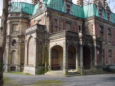 El establecimiento cuenta con piscina. Château le Fy - Château d'Esneux - Villa Van Parys ESNEUX ...