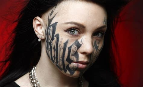 Tattoo auf dem Gesicht Fotos von männlichen und weiblichen Versionen Skizzen Wert