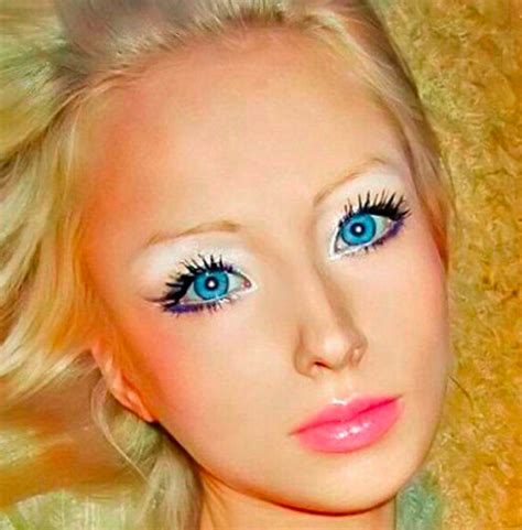 La Barbie humana al fin posa sin maquillaje y está irreconocible