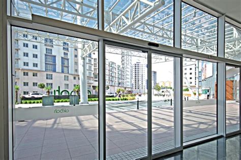 La porte automatique est en outre un instrument idéal pour résoudre les problèmes inhérents aux barrières architecturales. Commerces | Administrations - Sofernim