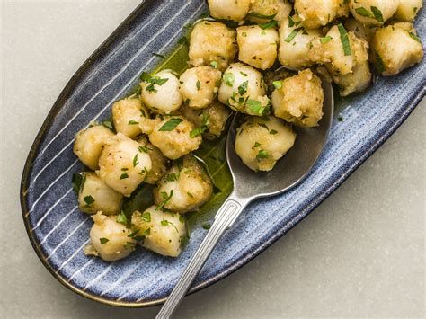 Look for sea scallops, not bay scallops. Recipe Low Calorie Small Scallops - Garlic Butter Scallops ...