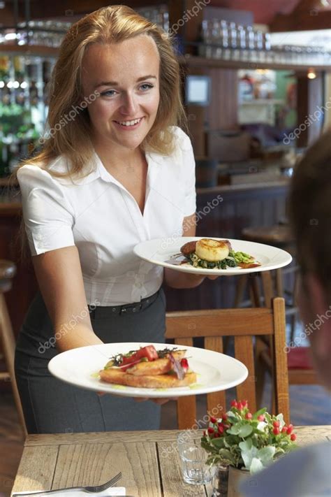 client de service de serveuse assis à table dans le restaurant — photo 52606663