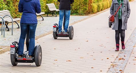 Fußgänger haben keinen vorrang gegenüber fahrzeugen, die auf der fahrbahn fahren, die überquert wird. Fußgänger haben Vorrang gegenüber Elektrokleinstfahrzeugen