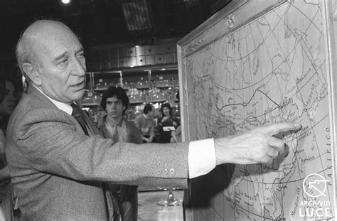 Dopo qualche esperienza come attore, esordì nella regia con tiro al piccione (1961). I 90 anni di Giuliano Montaldo - Archivio storico Istituto ...