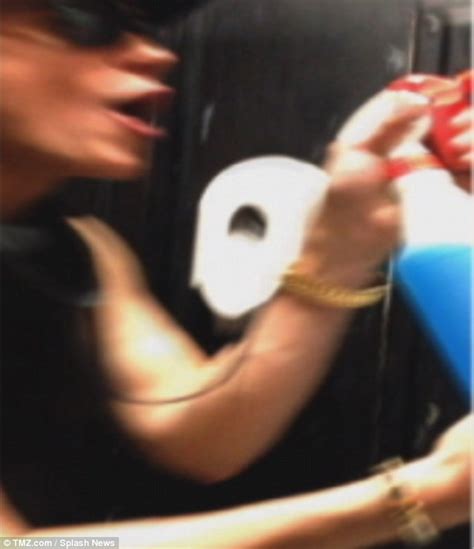 Caught On Camera Justin Bieber Urinates Into A Mop Bucket In New York
