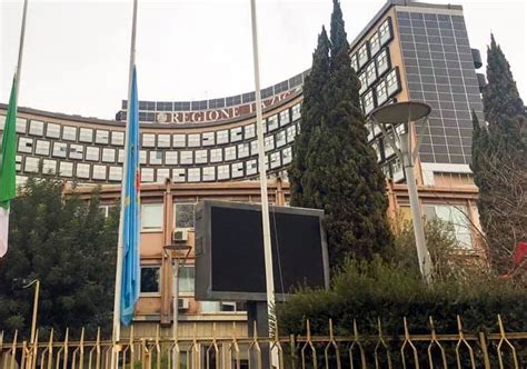 La prenotazione può esser fatta anche da un familiare o congiunto, con l'assenso di chi si vuole vaccinare. La Regione Lazio emana una nuova ordinanza "ulteriori ...