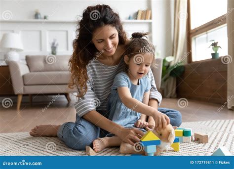 Uśmiechnięta Nianina Bawiąca Się Z Dzieckiem W Domu Obraz Stock Obraz Złożonej Z Playtime