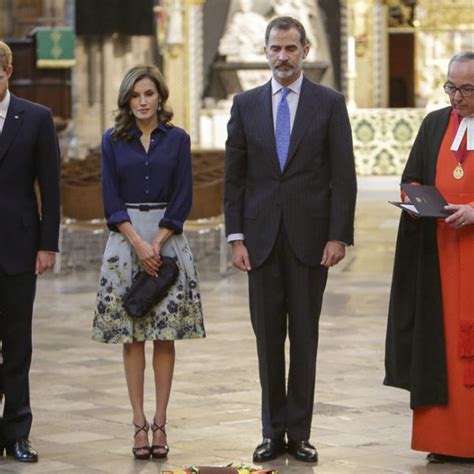 El primero fue alberto de mónaco, el último el rey felipe. El Príncipe Harry y los Reyes Felipe y Letizia rinden ...
