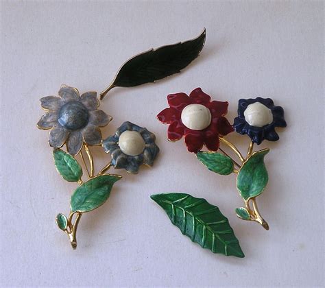 4 Vintage Enameled Flower And Leave Pins Brooches Etsy Enamel