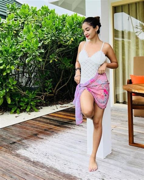 Anushka Sen Shares Photos In Backless Monokini During Maldives Vacation बैकलेस मोनोकिनी पहन